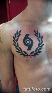 Фото тату: знак зодиака Рак, заключенный в лавровый венок, расположен на груди. Мужественный и символичный дизайн.