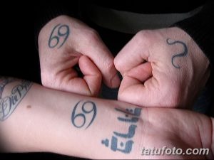 Фото тату: два запястья с татуировками знака зодиака Рак, одно в черном цвете, другое в голубом. Необычный и символичный дизайн.