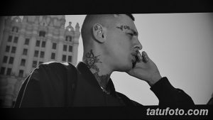 Фото тату: черно-белая татуировка на шее с изображением узоров и символов. Подходит для тех, кто хочет украсить шею оригинальным рисунком.