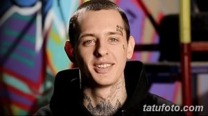 Фото тату: портретная татуировка с изображением лица и пиратских татуировок на лице и шее. Подходит для тех, кто хочет выразить свою индивидуальность.