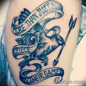 Фото татуировки сойки-пересмешника с надписью 'More than just a piece of their game'. Черно-серая татуировка на предплечье.