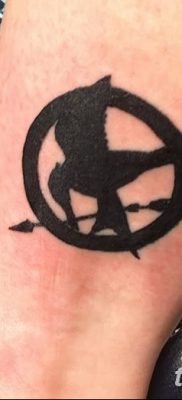 фото тату Сойка пересмешница от 25.09.2017 №064 — Tattoo Hunger Games — tatufoto.com