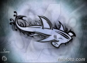 Черно-белый эскиз татуировки акулы в стиле трайбл с завитками и узорами, расположенный на фоне голубоватых разводов.