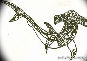 Черно-белый эскиз татуировки молотоголовой акулы, выполненный в традиционном полинезийском стиле с использованием геометрических узоров и орнаментов.