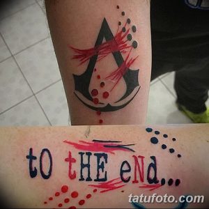 Фото тату с изображением символа Ассасинов из игры Assassin's Creed и надписью 'to the end...' на ноге.