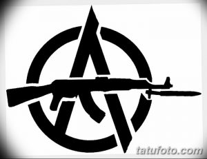 Фото тату: Символ анархии с изображением автомата Калашникова внутри. Агрессивный и провокационный эскиз тату, выполненный в черном цвете.