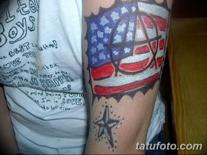 Фото тату: Татуировка флага США на руке, с добавлением звезды. Патриотичный рисунок татуировки, выполненный в ярких цветах.