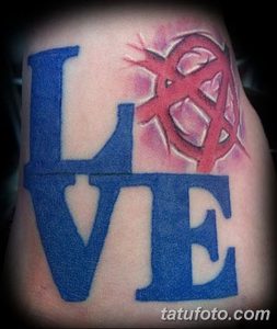 Фото тату: надпись LOVE и символ анархии, объединенные в одной татуировке. Яркие цвета, необычный дизайн, символ любви и свободы.