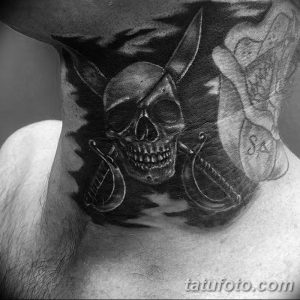 Фото тату черепа с перекрещенными якорями на шее. Рисунок выполнен в стиле blackwork, с использованием только черного цвета и плотных линий.