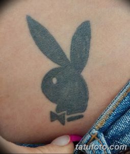 Фото минималистичной татуировки в виде головы зайца Playboy. Простой и лаконичный рисунок.