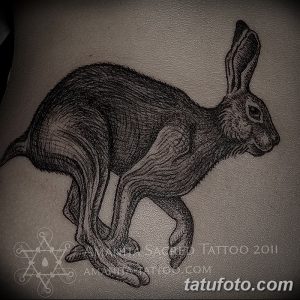 Фото татуировки бегущего зайца, выполненной в технике pointillism (пуантилизм). Рисунок татуировки с использованием множества точек.