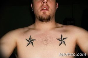Фото тату на груди мужчины: две традиционные морские звёзды, выполненные в чёрно-белой гамме. Классический морской стиль татуировки.