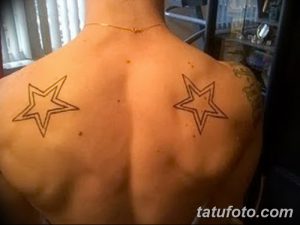 Фото тату: две звезды, выполненные в технике контура, на спине девушки. Простой и изящный рисунок татуировки, подчеркивающий женственность.