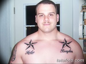 Фото тату: две звезды с именами 'Hailee' и 'Braylon' на груди мужчины. Персонализированный рисунок татуировки, символизирующий любовь к детям.