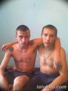 Фото тату звезд на груди у двух мужчин. Черно-серые татуировки в стиле олдскул. Мужские эскизы тату.