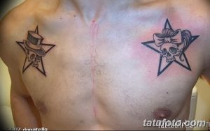 Фото тату на груди мужчины с двумя звёздами, внутри которых изображены черепа в шляпах и с бантиками. Чёрно-белый рисунок татуировки в стиле графика.
