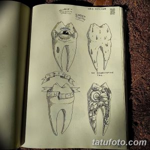 Фото эскизов татуировок зубов с глазом, надписью 'Sweet Tooth' и другими деталями, выполненных в черном цвете на бумаге.