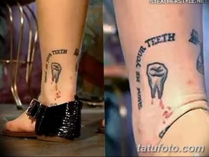 Фото тату на лодыжке: рисунок зуба с каплями крови и надписью 'Love for your teeth'. Минималистичный стиль и небольшие размеры.