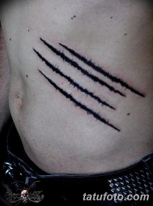 Фото тату: черные когти, словно от дракона, царапают кожу на боку девушки. Реалистичный рисунок татуировки с эффектом разорванной кожи.