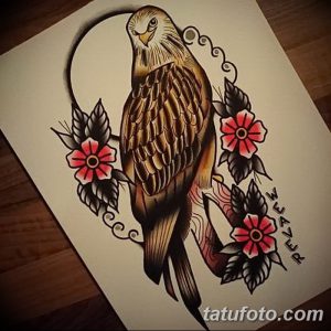 Красочный эскиз татуировки ястреба, сидящего на ветке с красными цветами, выполненный в традиционном олдскул стиле с четкими контурами и яркими цветами.