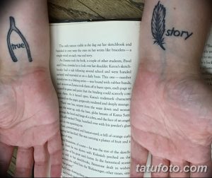 Фото тату: две татуировки на ладонях - вилка с надписью 'true' и перо. Символизируют выбор, правду и стремление к свободе.