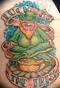 Фото тату лепрекона, сидящего на горшке с золотом. Надписи 'Luck of the Irish'. Яркие цвета, детализированный рисунок.