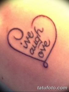 Фото тату на коже: сердце, внутри которого написаны слова 'live laugh love'. Черно-серый рисунок татуировки, выполненный в минималистичном стиле.