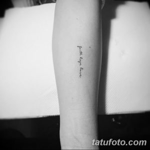 Фото тату на предплечье: надпись 'faith hope love' каллиграфическим шрифтом. Черно-белый рисунок татуировки, выполненный в минималистичном стиле.