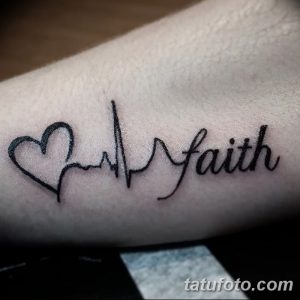 Фото тату кардиограммы, переходящей в надпись 'faith' на запястье. Черно-белый рисунок татуировки, выполненный в каллиграфическом стиле. Эскиз тату для верующих.