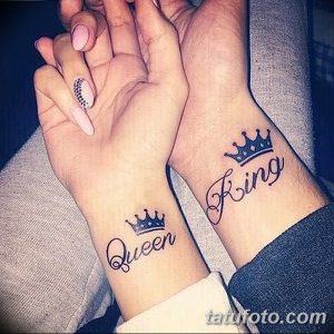Фото тату на запястьях пары: надпись 'King' с короной и 'Queen' с короной, выполненные черными чернилами. Символ любви и преданности.