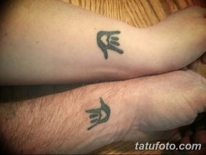 Фото парных татуировок в стиле трайбл на предплечьях. Геометрические узоры и символические элементы создают уникальный и стильный дизайн.