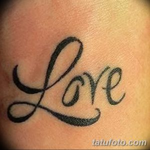 Фото тату надписи 'Love' выполненной красивым каллиграфическим шрифтом. Стильный и романтичный дизайн для выражения любви.