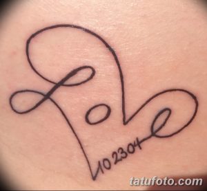 Татуировка на коже в форме сердца, внутри которого написано слово "Love" и дата "10.23.04". Символ любви и памятной даты.