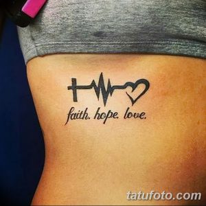 Фотография татуировки на боку с надписью 'Faith, Hope, Love' и символами креста, кардиограммы и сердца.