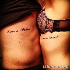 Фото тату надписей 'Love is Patient' и 'Love is Kind' на боках двух людей, символизирующих взаимную любовь и поддержку.