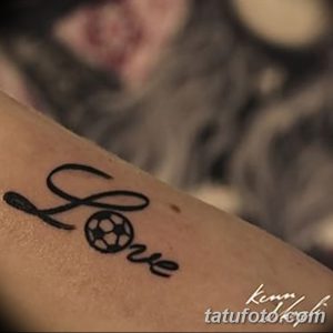 Фото тату на предплечье с надписью "Love" и изображением футбольного мяча, символизирующих любовь к спорту и жизни.