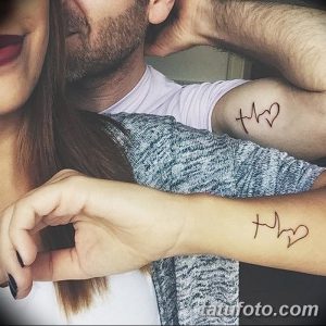 Фото парных татуировок на запястьях с изображением кардиограммы и сердца, символизирующих любовь и единение двух сердец.