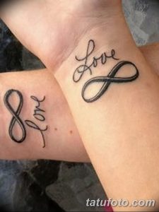 Фото тату: парные татуировки с надписью 'Love' вписанной в символ бесконечности на запястьях. Черно-белые татуировки, популярный выбор для пар.