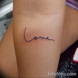 Фото тату: простая надпись 'Love' черным цветом на внутренней стороне предплечья. Минималистичный рисунок татуировки для девушек и парней.