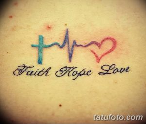Фото татуировки с надписью 'Faith Hope Love' и символами креста, сердца и кардиограммы. Цветная татуировка на коже.