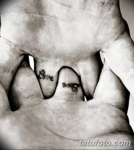 Фото парных татуировок на пальцах с надписью 'Love', разделенной между двумя руками. Оригинальный и романтичный рисунок татуировки для влюбленных.