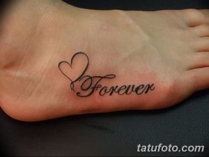 Фото татуировки на стопе с надписью 'Forever' и маленьким сердечком. Нежный рисунок татуировки для тех, кто верит в вечную любовь.