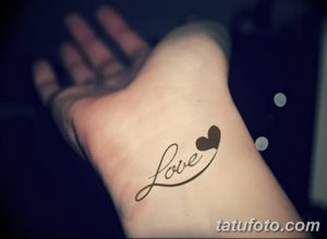 Фото тату: надпись 'Love', где последняя буква 'e' заменена на маленькое сердечко, на запястье. Милая и романтичная татуировка, выражающая любовь и нежность.