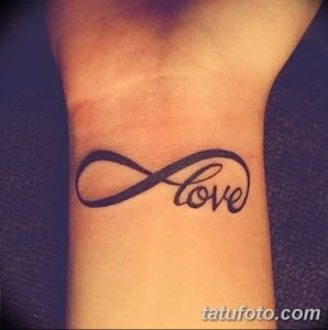 Фото тату: слово 'Love' вписано в символ бесконечности на запястье. Символ вечной любви и привязанности, выполненный в минималистичном стиле.