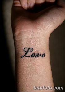 Фото тату: надпись 'Love' изящным шрифтом на запястье. Простая и элегантная татуировка, символизирующая любовь и привязанность.
