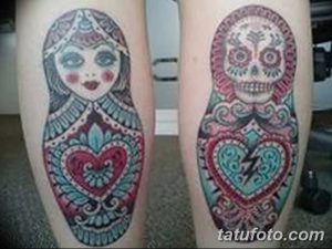 Фото тату матрешки, разделенной на две части: одна с изображением девушки, другая - с черепом. Яркий и контрастный рисунок.