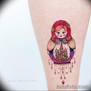 Фото акварельной татуировки матрешки с изображением храма внутри. Нежные пастельные тона, легкие мазки и воздушная композиция.