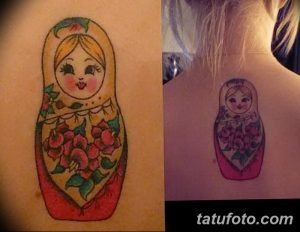 Фото тату матрешки с цветами на шее. Яркие краски, детальная проработка лепестков роз, традиционный русский стиль. Идея для женской татуировки.
