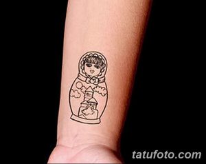 Фото эскиза татуировки маленькой матрешки с домиком. Простой и элегантный рисунок татуировки.