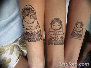 Фото тату на запястьях: три маленькие татуировки в виде матрешек, выполненные в минималистичном стиле.